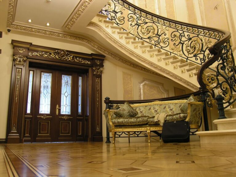 Элитный ремонт холла с рельефным потолочным фризом