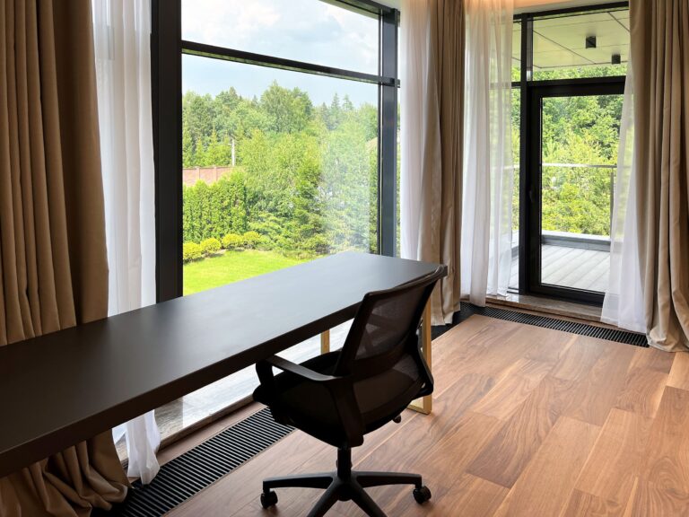 Интерьер современной спальни с большими окнами в пол