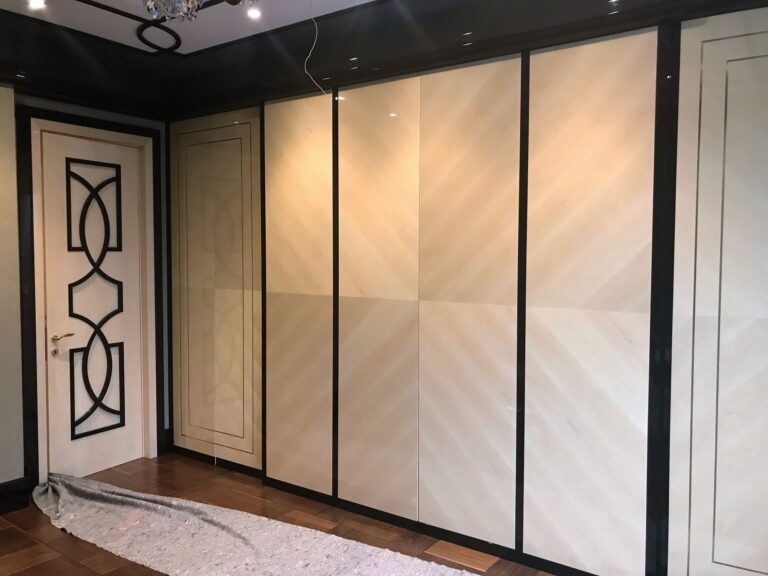 Позолоченная отделка декорированной двери