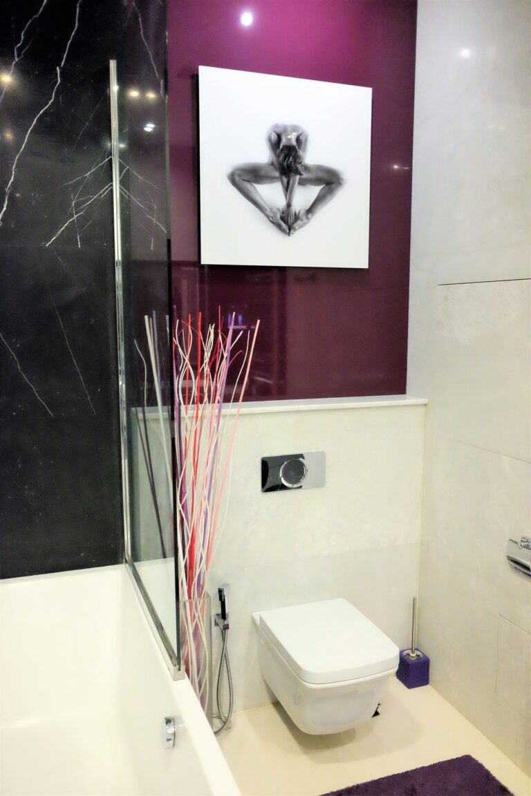 Бордовые оттенки в дизайне санузла