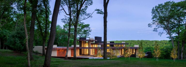 Экостиль в оформлении коттеджа на склоне холма