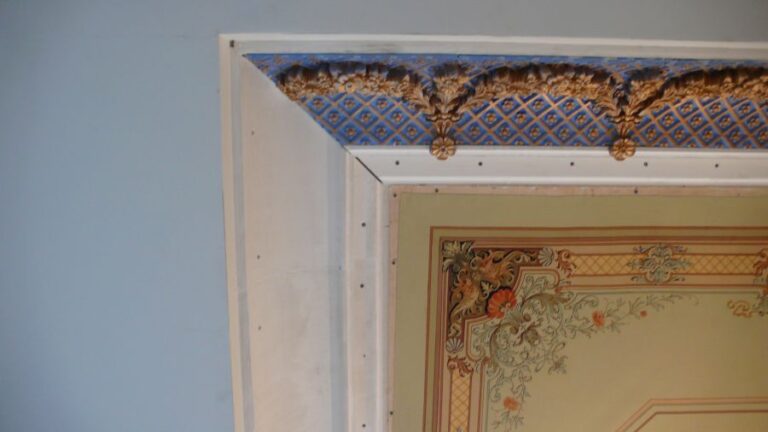 Ремонт потолка коттеджа с добавлением лепных фестоном