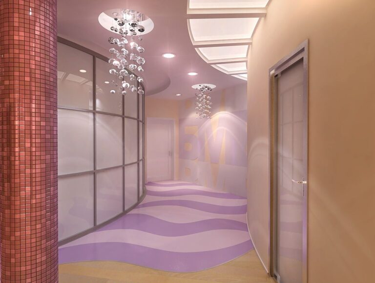 Оригинальный дизайн потолка прихожей с броскими светильниками