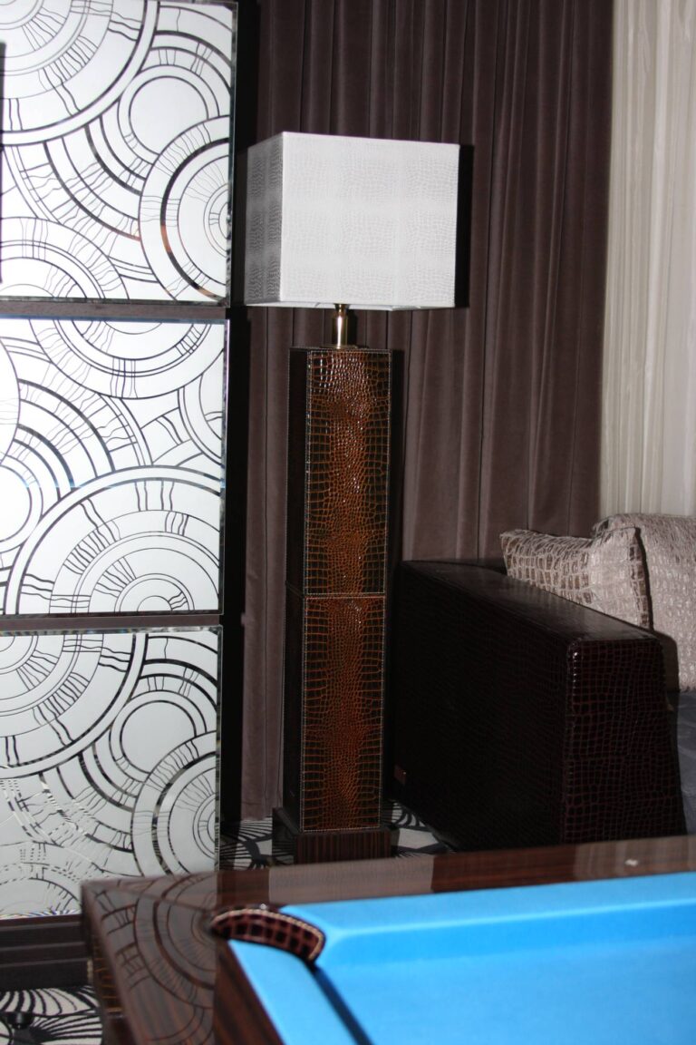 Фото спальни после ремонта с дизайнерским торшером