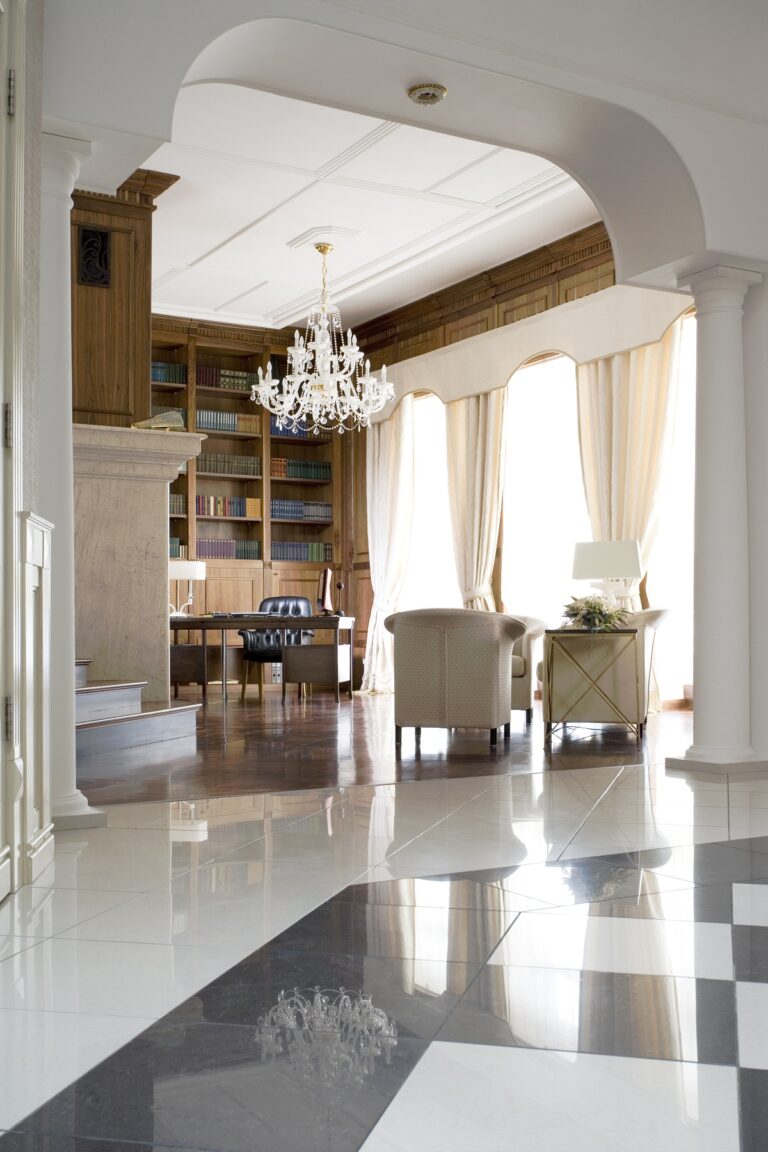 Холл дома с видом на рабочий кабинет и библиотеку