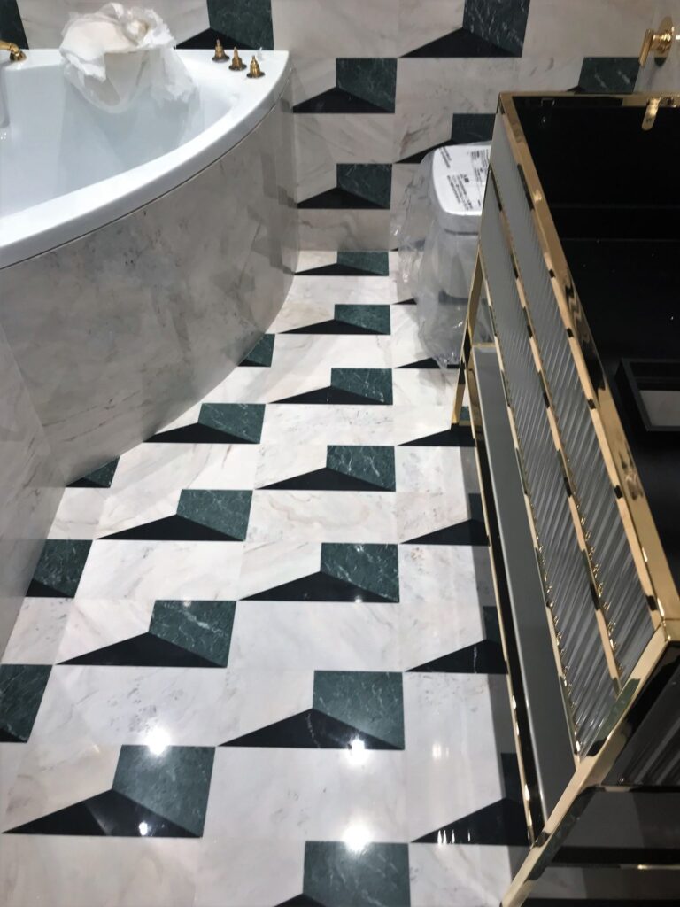 Инкрустированный орнамент в дизайне санузла с белой мраморной отделкой