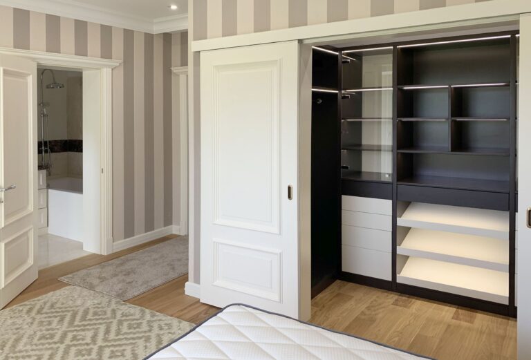 Интерьер спальни с компактной гардеробной