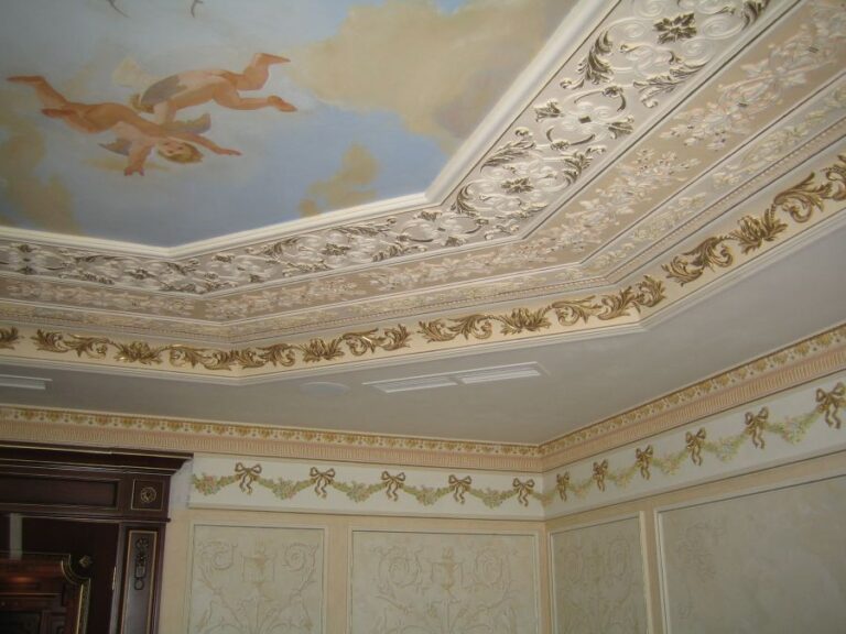 Оформление потолка позолоченной лепниной в процессе ремонта