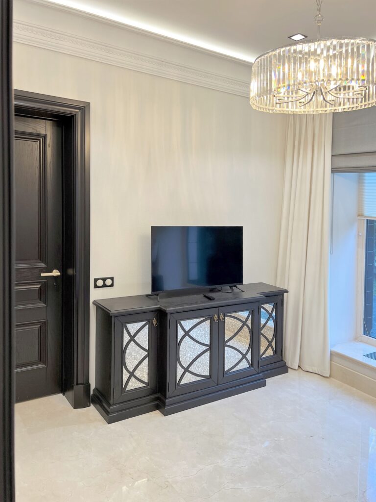 Интерьер гостиной с цилиндрической люстрой