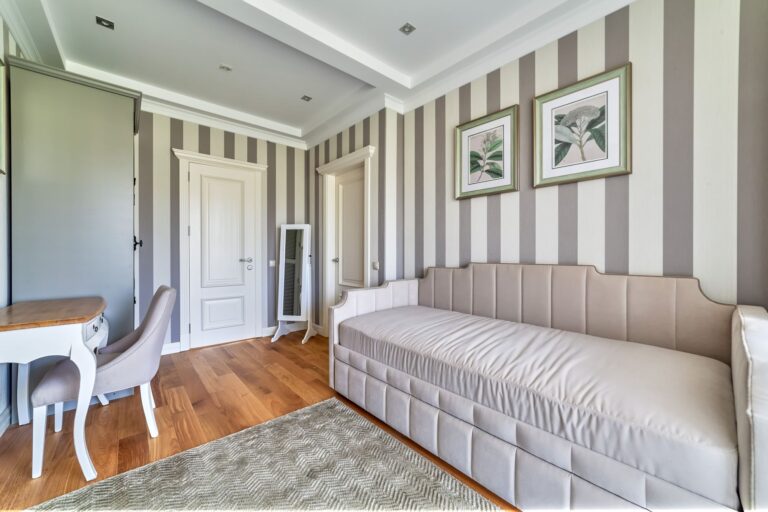 Гостевая комната с серо-бежевыми полосатыми стенами