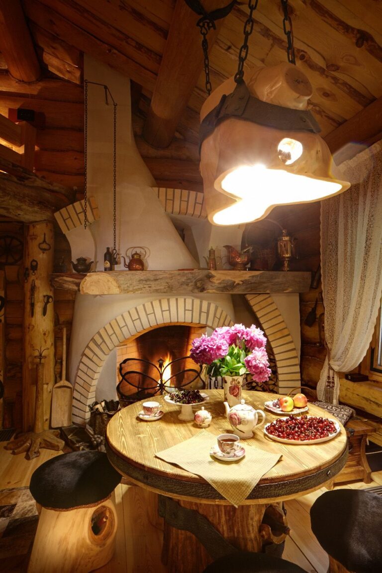 Интерьер гостиной с печью и мебелью из натурального дерева