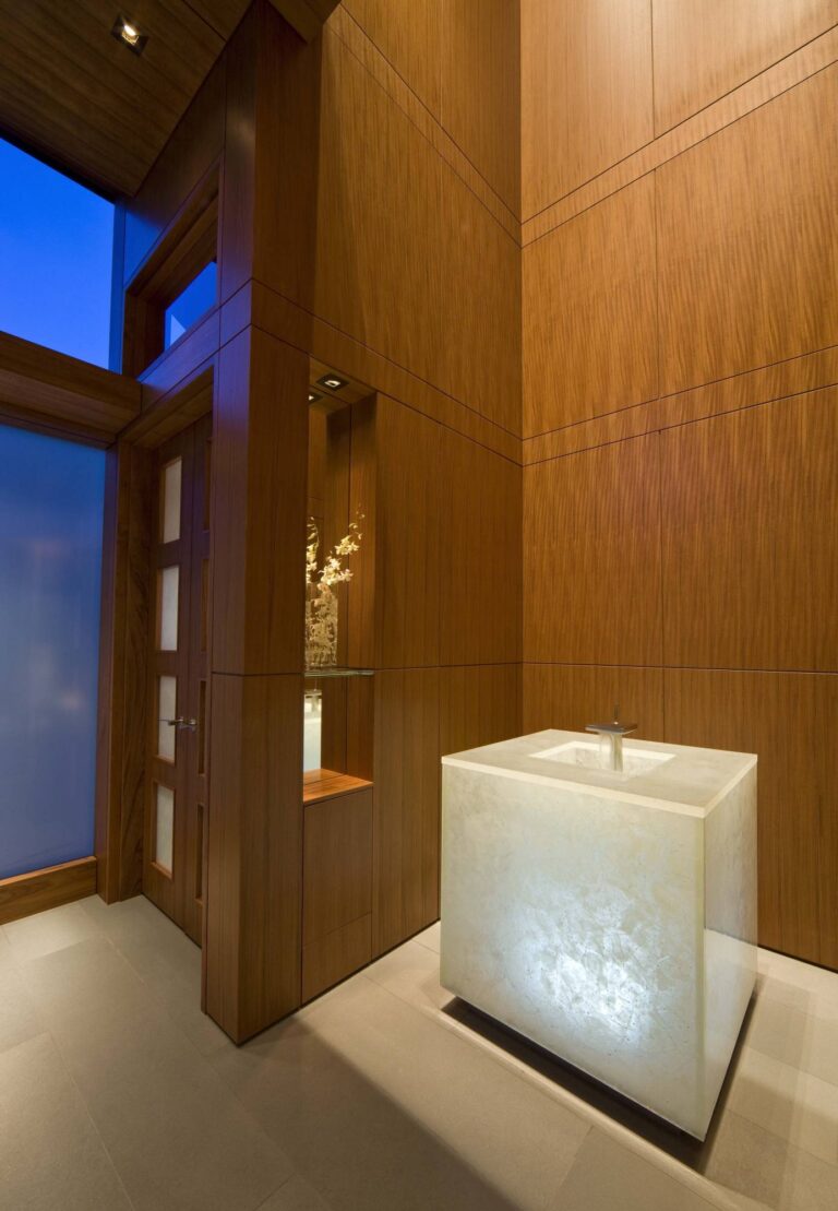 Лаконичный интерьер холла со стенами из элитного дерева