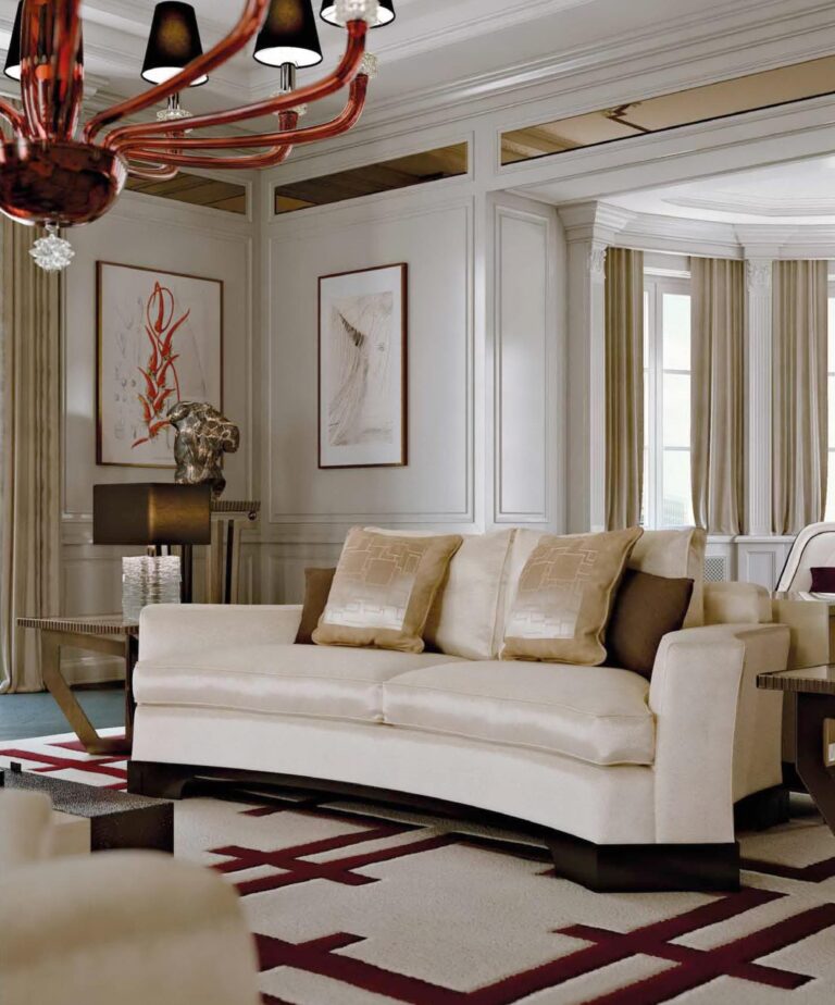 Светлый интерьер гостиной с компактным полукруглым диваном