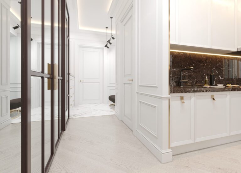 Декорированные стеновые панели в интерьере белого коридора