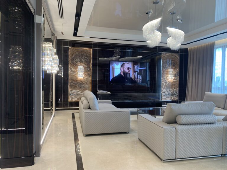 Ремонт гостиной с 2 фигурными хрустальными люстрами