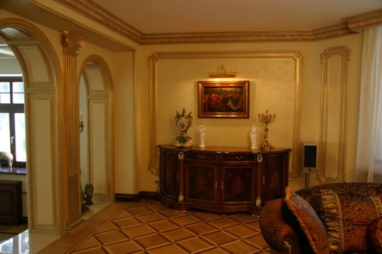 Ремонт комнаты с позолоченными декоративными элементами