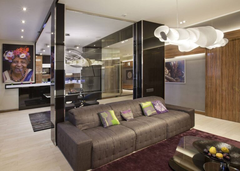 Бежевый диван в интерьере гостиной