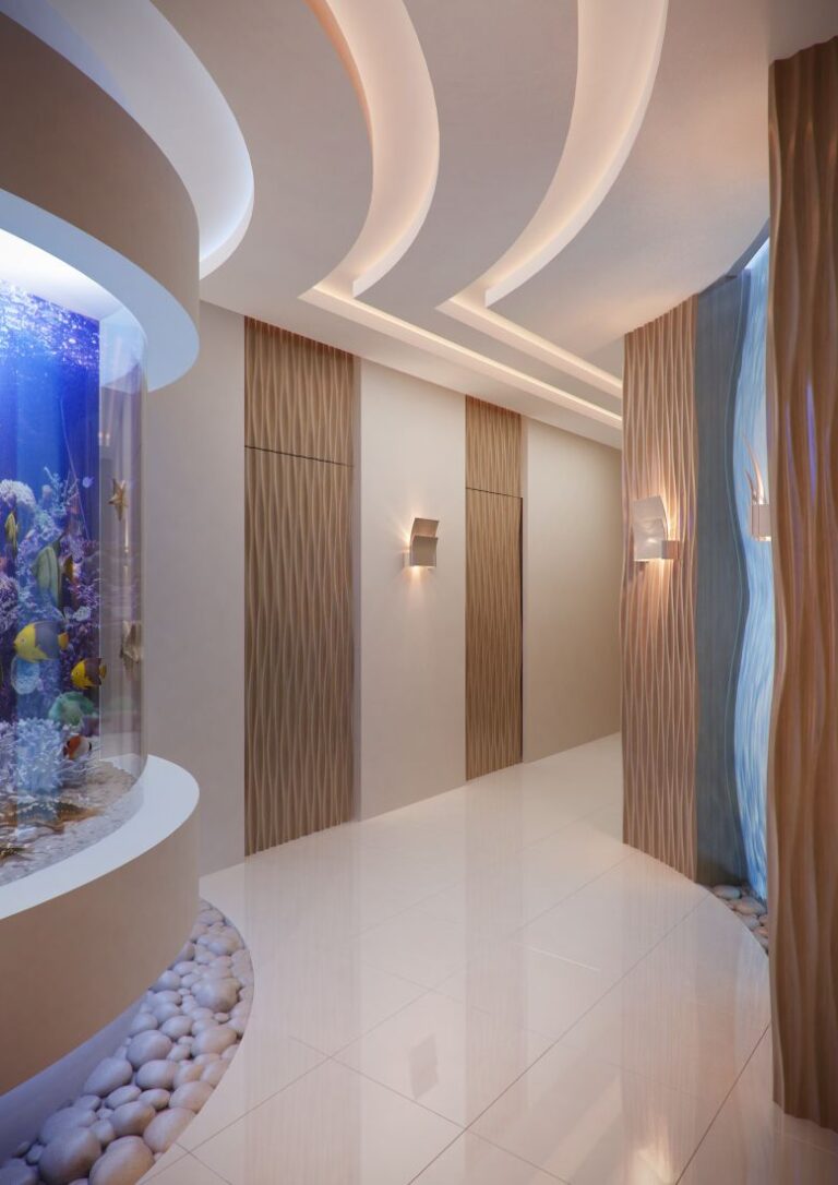 Сочетание бежевых стен и волнистых деревянных панелей в интерьере прихожей