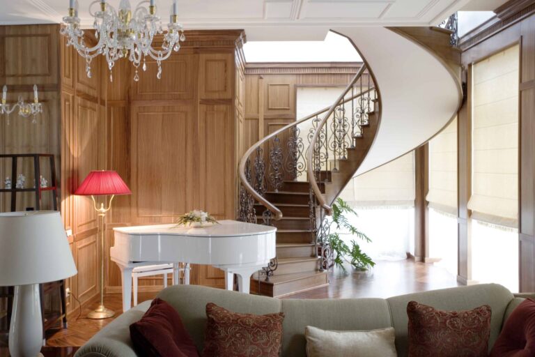 Классический дизайн гостиной с бело-коричневой лестницей