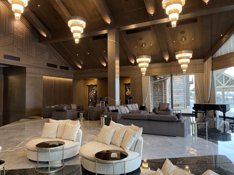 Интерьер гостиной с пианино