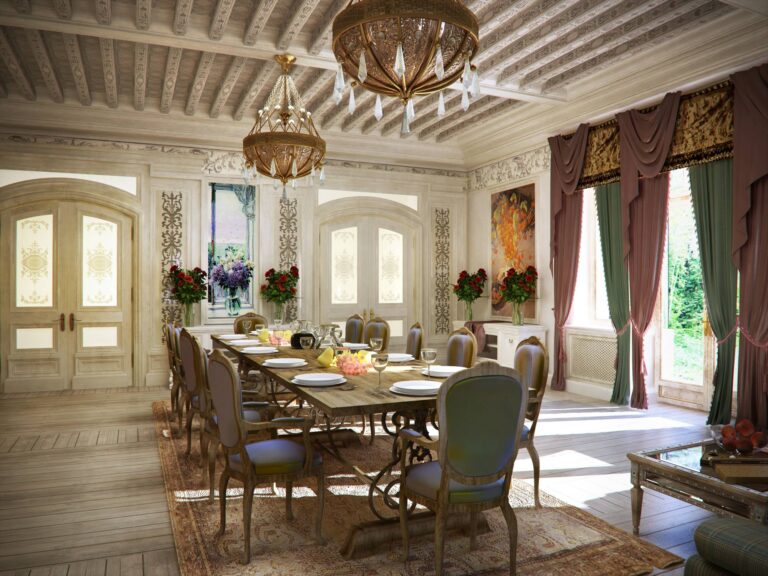 Дизайн столовой с декоративными потолочными балками с орнаментом