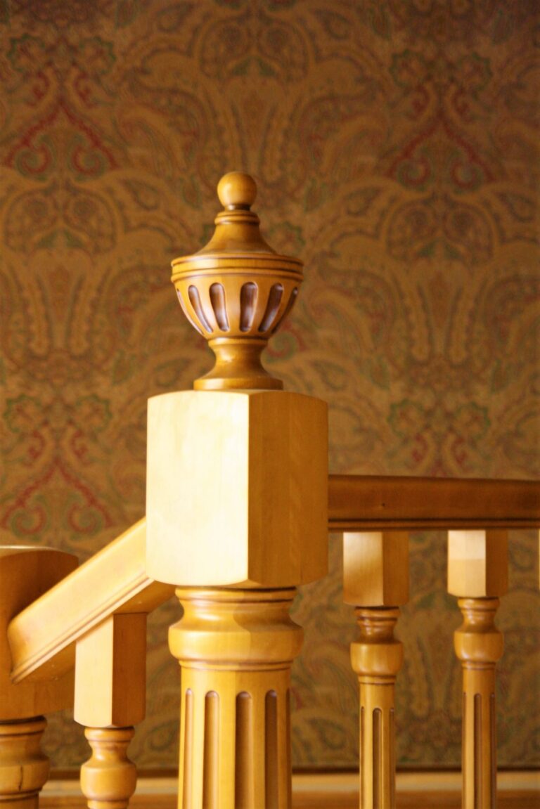 Перила винтовой лестницы с резным фигурным  украшением