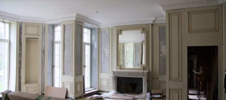 Гостиная в отделке потолочным плинтусом с лепниной