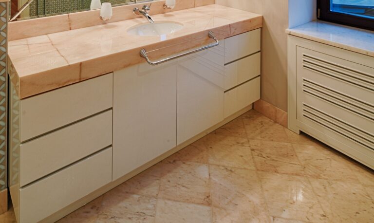 Ванная комната в отделке розовым и кремовым мрамором