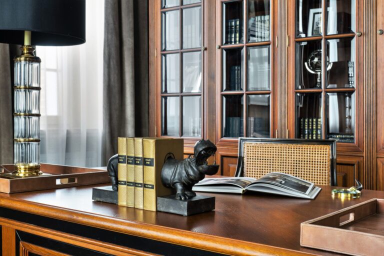 Кабинет с дизайнерскими аксессуарами