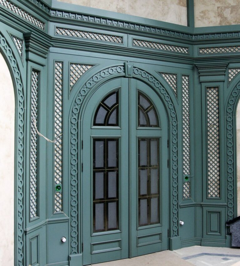 Арочные распашные двери в дизайне входной группы цвета голубой ели