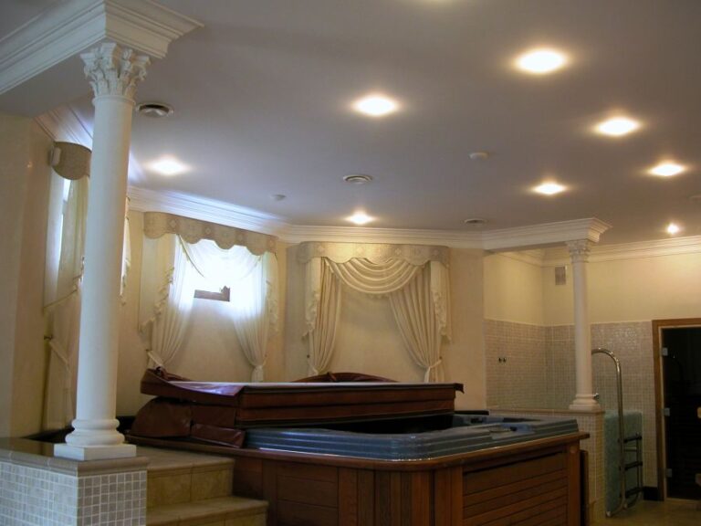 Оформление ванной с классическими белыми колоннами