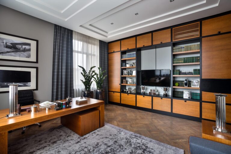 Кабинет в золотисто-ореховых и серых тонах