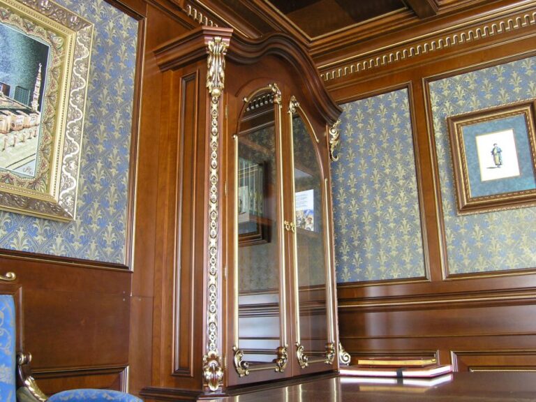 Интерьер гостиной после ремонта с сине-золотыми обоями