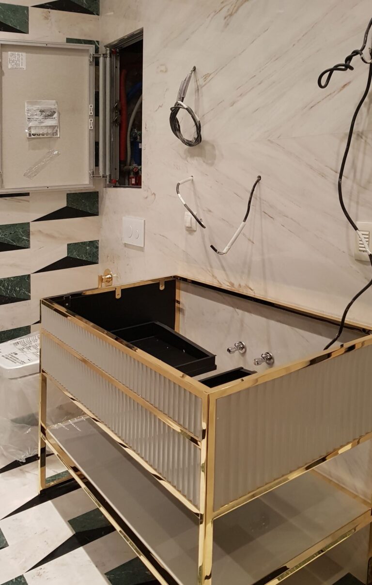 Натуральный камень в отделке стен и пола санузла