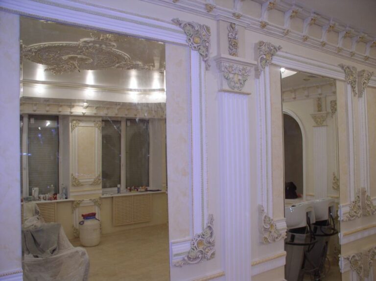 Готовый ремонт салона красоты с лепными рамами зеркал