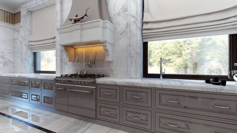 Кухня с серо-белой вытяжкой