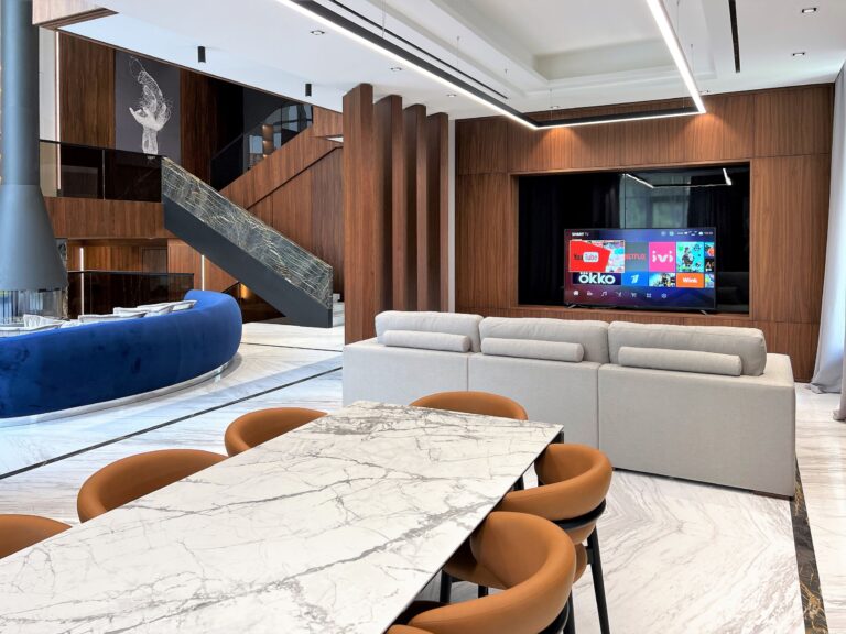 Современная отделка деревом гостиной-столовой в частном доме