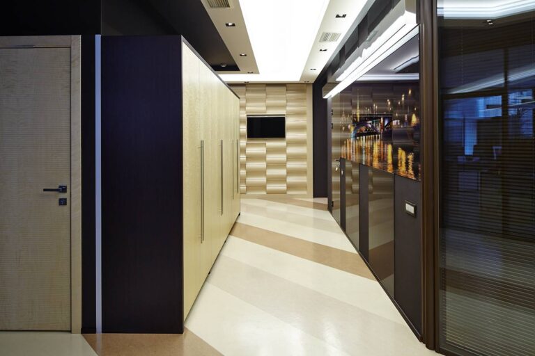 Необычный дизайн интерьера холла в офисе компании