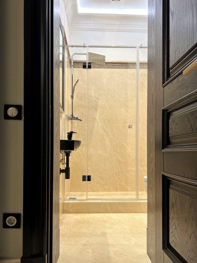 Дизайн черно-бежевой ванной с душевой кабиной