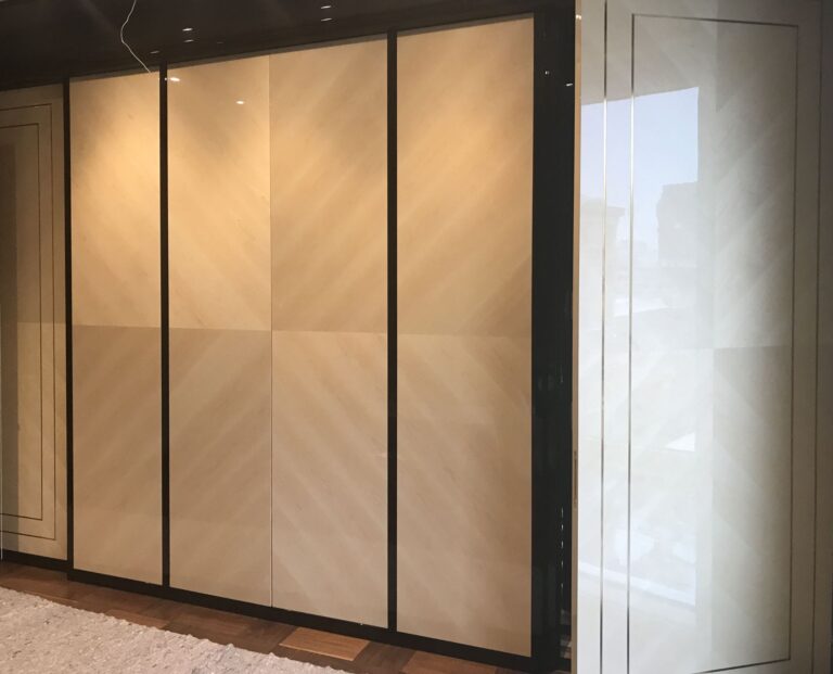 Геометрическая интарсия и золотистая окантовка в декоре двери в санузел