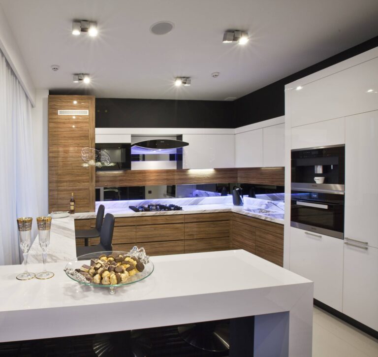 Интерьер кухни из 3-х цветов – белый, венге и под светлое дерево