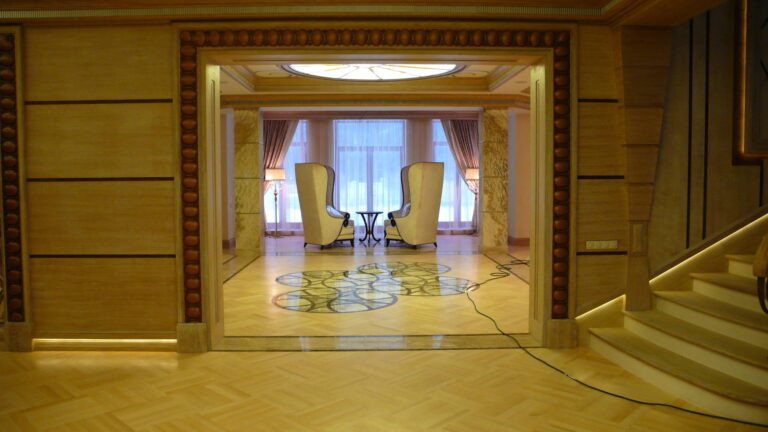 Отделка светлым деревом в холле после ремонта