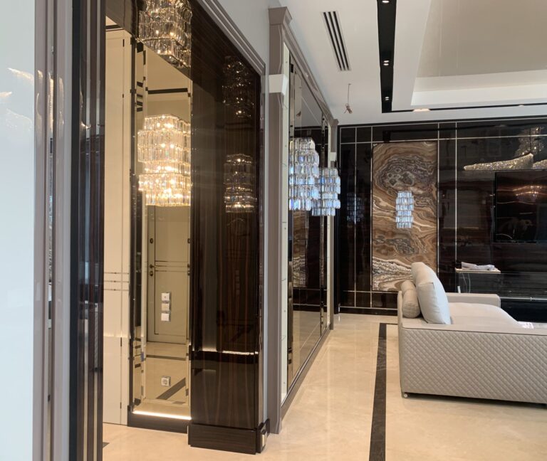 Отделка стен гостиной полированными тонированными панелями из зебрано