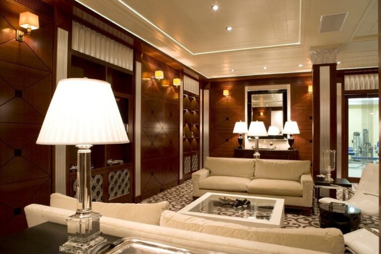 Оригинальный интерьер гостиной со светлыми настольными лампами