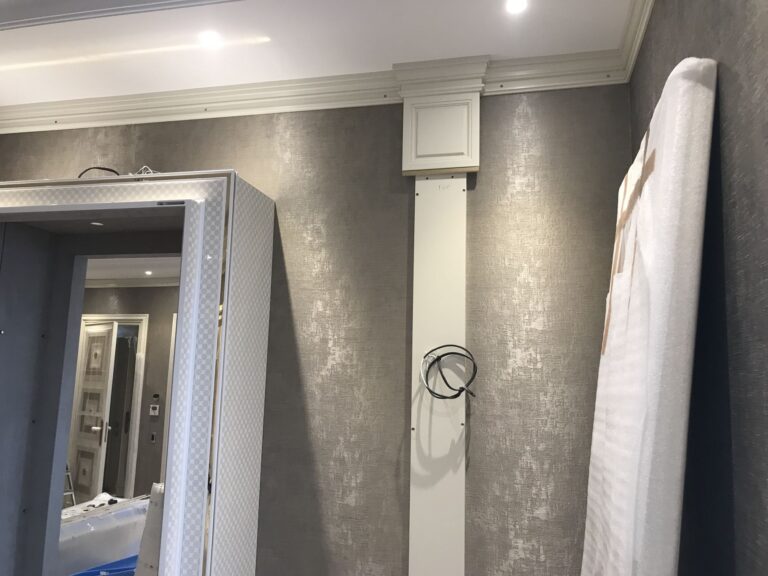 Рельефный плинтус в отделке белого потолка