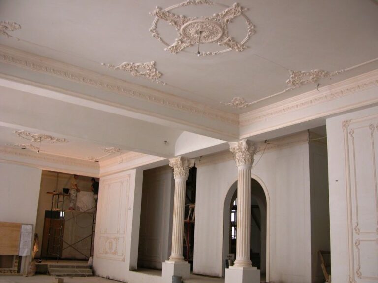 Декоративные лепные элементы в оформлении комнаты дома