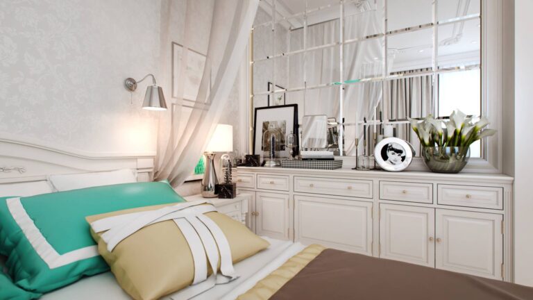 Классическая спальня в сочетании белого глянца, металла, тюля и зеркал