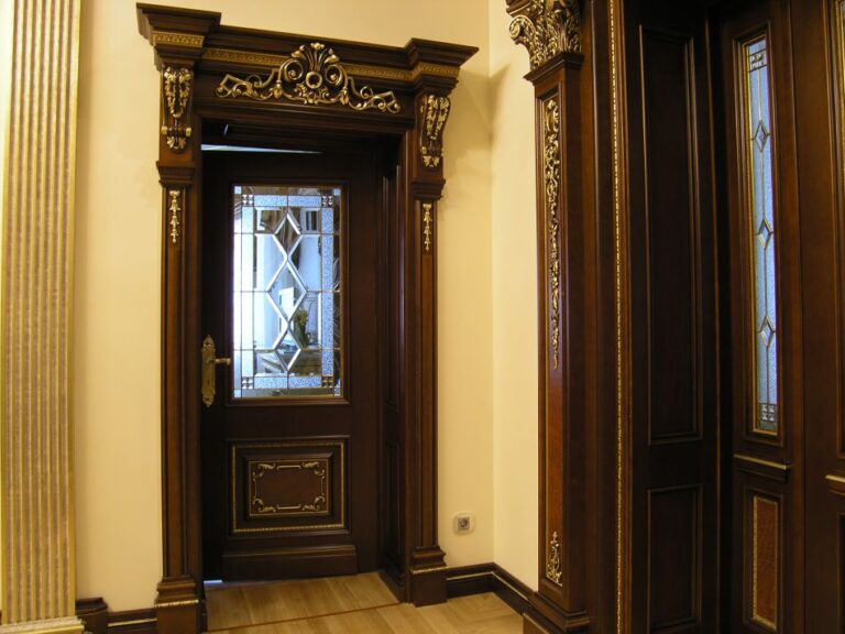 Фото ремонта особняка с позолоченными дверными порталами