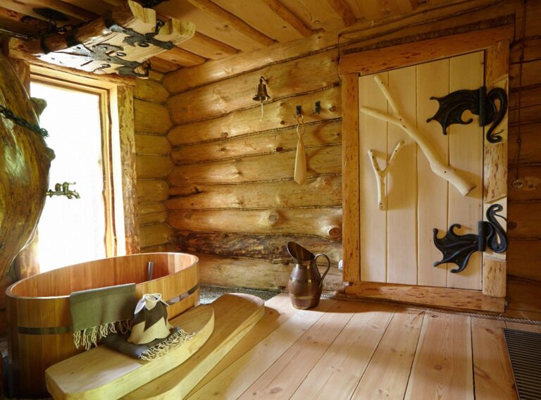 Дом с большой деревянной ванной комнатой