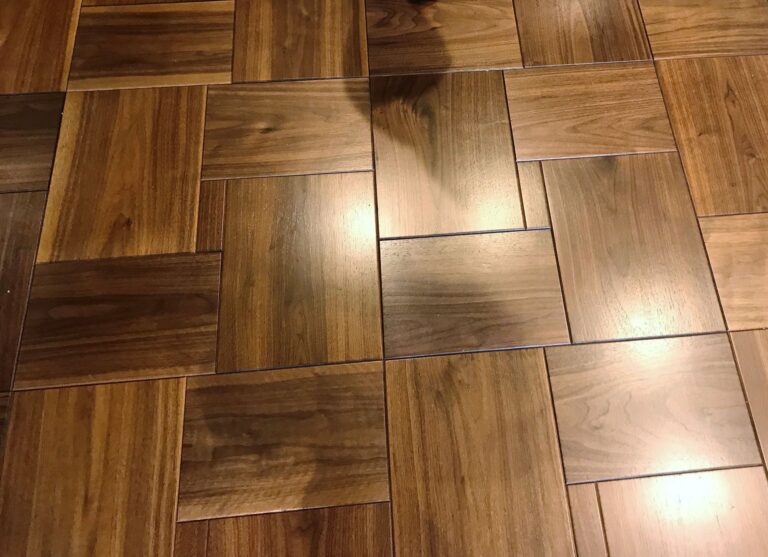 Интерьер с паркетом орехового оттенка